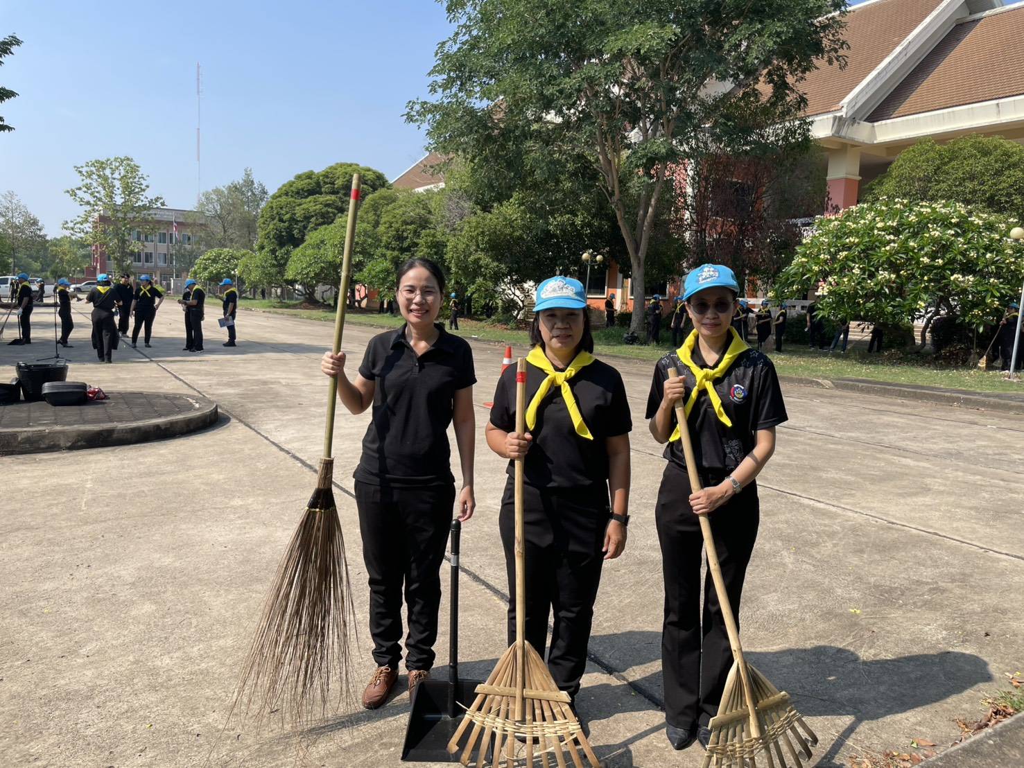 พช.มหาสารคาม ร่วมกิจกรรมจิตอาสา ทำความสะอาดและปรับปรุงภูมิทัศน์ศูนย์ราชการจังหวัดมหาสารคาม