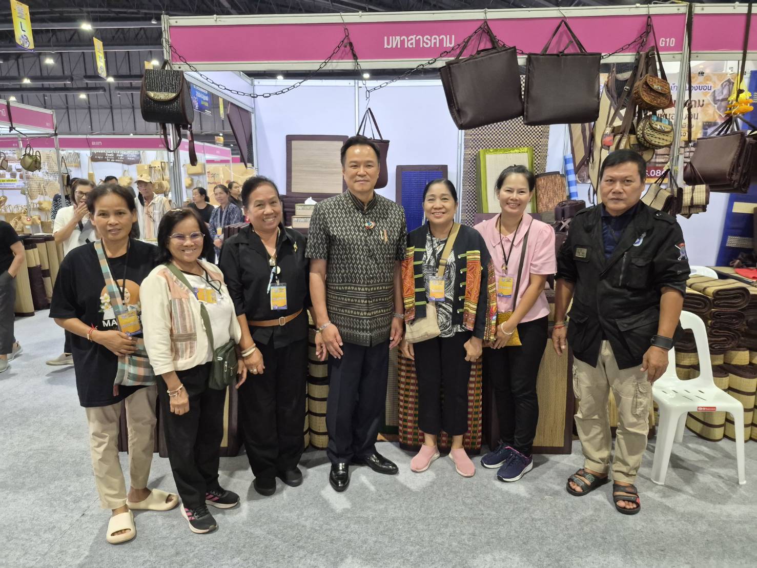 นายกฯ​ "อนุทิน"  เยือนงาน​ OTOPMidyear2026​ส่งแรงใจ​ ผู้ประกอบการ OTOP มหาสารคาม ที่ยกขบวนของดีของเด็ดจากภูมิปัญญาไทยเข้าร่วมงาน OTOP Midyear 2026  เดินหน้ากวาดรายได้สู่ชุมชน​ทะลุ​ 6 ล้านบาท