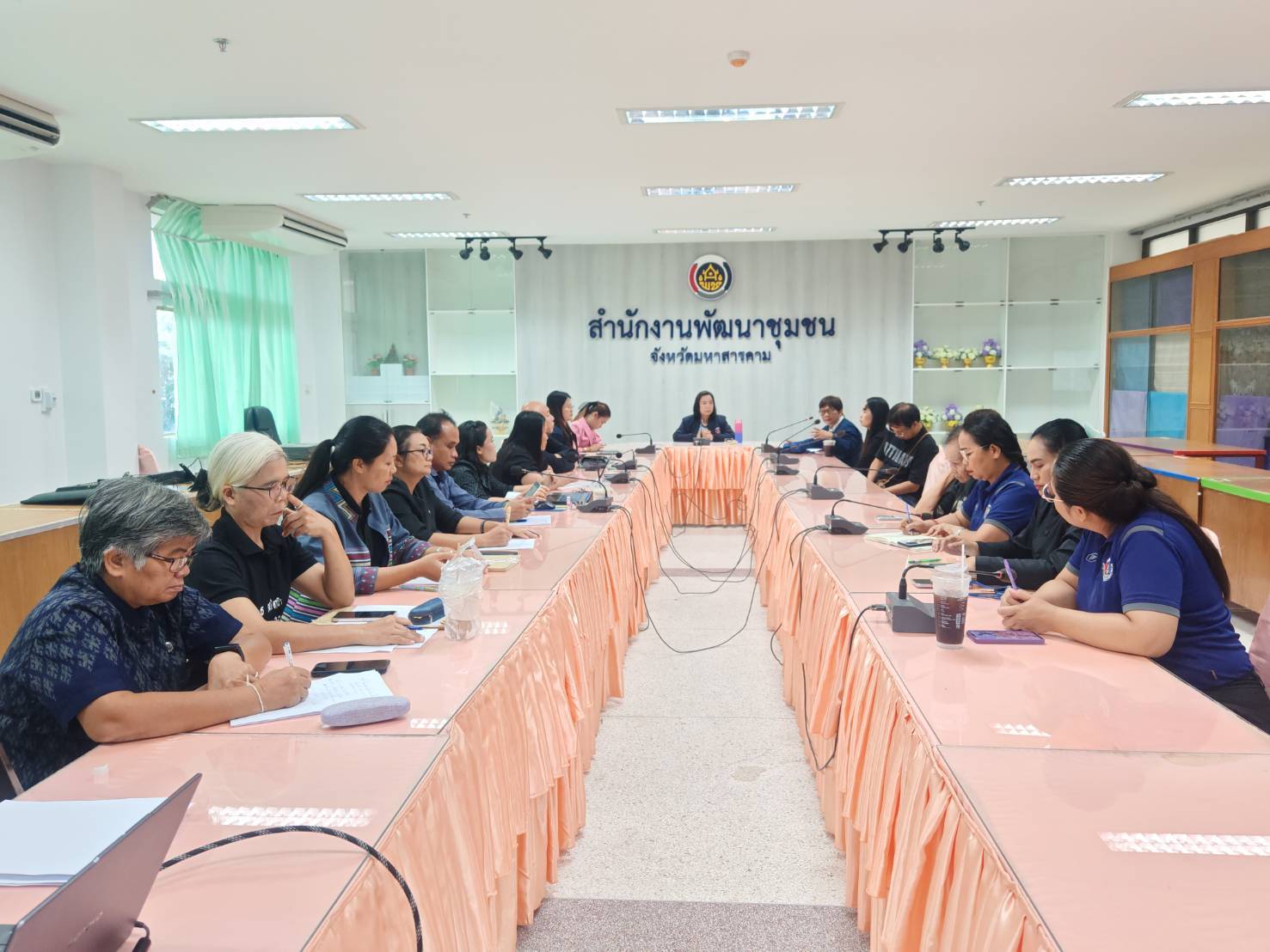 พช.มหาสารคาม และคณะกรรมการเครือข่ายกลุ่มอาชีพ และผู้ผลิต ผู้ประกอบการ หนึ่งตำบล หนึ่งผลิตภัณฑ์ จังหวัดมหาสารคาม ร่วมประชุมคัดเลือกผู้ผลิต ผู้ประกอบการ OTOP เข้าร่วมจำหน่ายงานศิลปาชีพ ประทีปไทย OTOP หลอมดวงใจด้วยพระบารมี ปี 2569